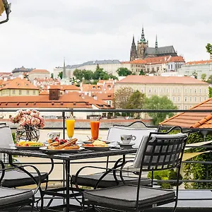four-seasons-hotel-prague.praguehotelsweb.com/
